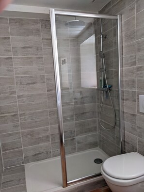 Ducha, secador de pelo, toallas, jabón