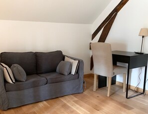 Smart-TV, Kamin, Bücher, Computerbildschirme