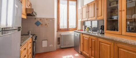 ثلاجة، ميكروويف، فرن، موقد طهي مسطح