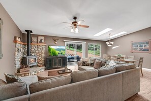 Smart TV, fireplace - Great Cabin w/ AC I Firepit I Fireplace I King bed (Arnold)