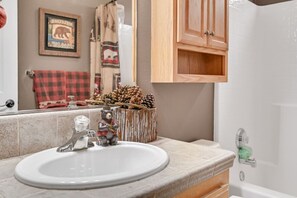 Towels - Great Cabin w/ AC I Firepit I Fireplace I King bed (Arnold)