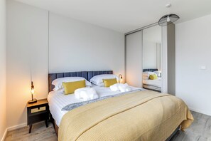 2 bedrooms, iron/ironing board, WiFi, bed sheets - Close to Canning Town Station, O2 Arena, Excel Centre & London City Airport.
(London)