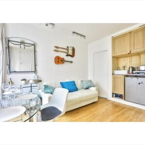 TV, books - Chic Tiny apt Champs Elysées Area.4pers (Paris)