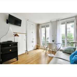 TV, books - Chic Tiny apt Champs Elysées Area.4pers (Paris)