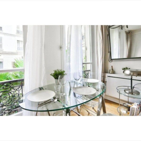 Interior - Chic Tiny apt Champs Elysées Area.4pers (Paris)