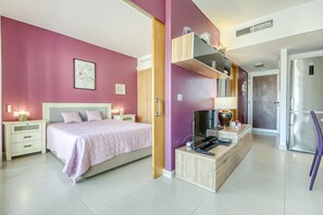 2 dormitorios y tabla de planchar con plancha