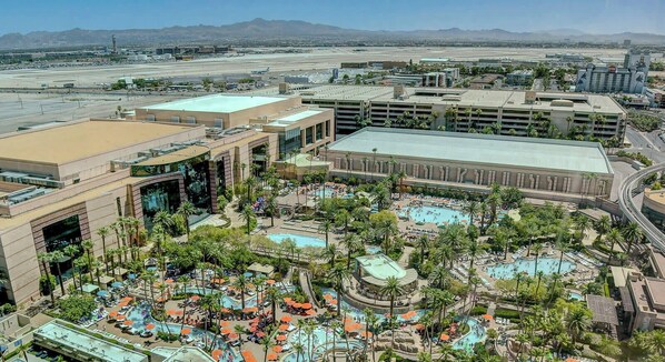 Pool - MGM Signature-20-604 Jacuzzi Studio (Las Vegas)