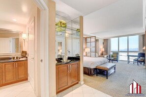 Desk, iron/ironing board, WiFi, bed sheets - MGM Signature-20-604 Jacuzzi Studio (Las Vegas)