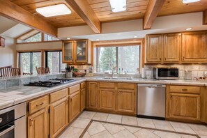 Fridge, microwave, oven, stovetop - Lunar Lakeview Haven (Incline Village)