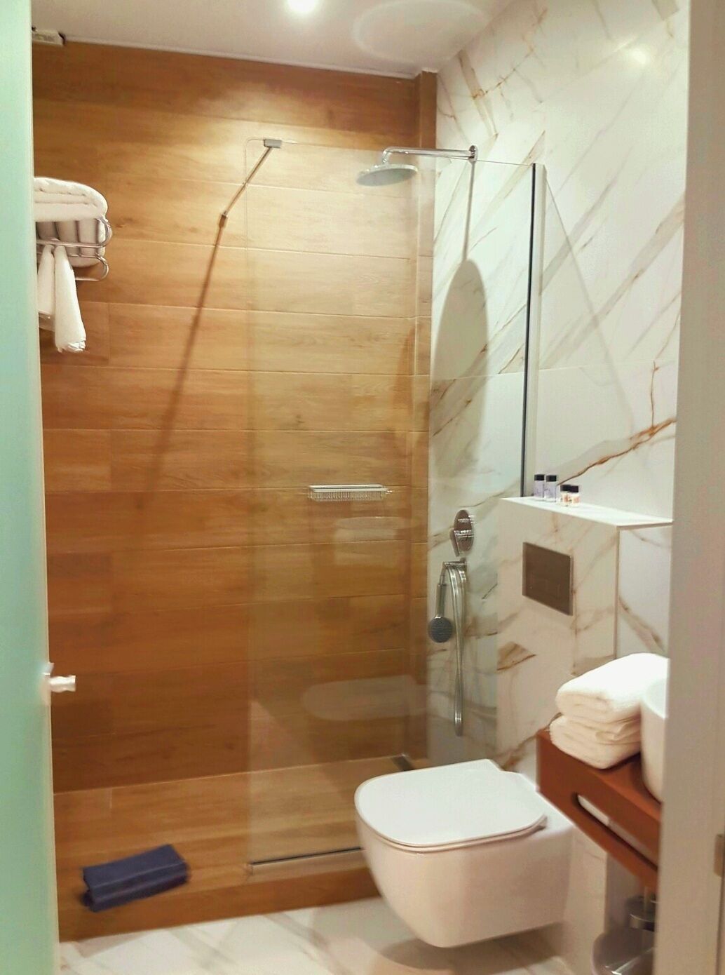 Een bubbelbad, een haardroger, handdoeken, zeep