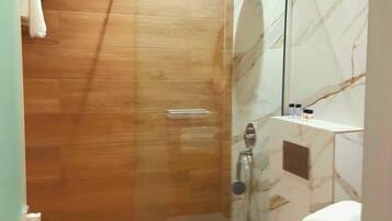 Banheira de hidromassagem, secador de cabelo, toalhas de banho, sabonete