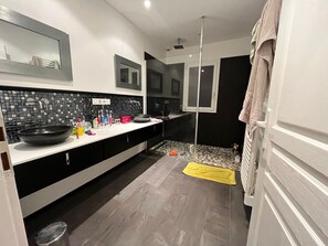 Shower, hair dryer, towels, toilet paper - Maison Bois Farniente 6ch à Saint Jean de Luz - Piscine Privée - Plage 1km (Saint-Jean-de-Luz)