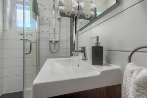 Een douche, gratis toiletartikelen, een haardroger, handdoeken