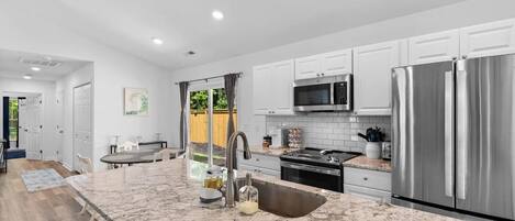 Réfrigérateur, micro-ondes, four, plaque de cuisson