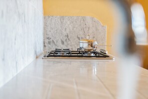 Studio Apartment | Cucina privata | Piano cottura, lavastoviglie, tostapane, seggiolone