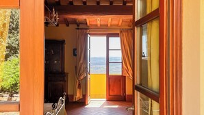 A wooden interior with a view through a large window. - Agriturismo Cima alla Serra (Buti)