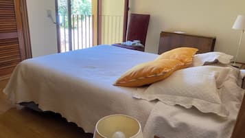 5 slaapkamers, een bureau, een strijkplank/strijkijzer, gratis wifi