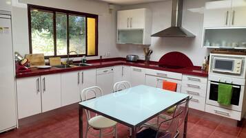 Microondas, horno, placa de cocina y lavavajillas