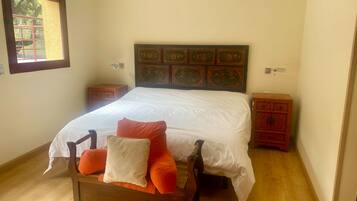 5 slaapkamers, een bureau, een strijkplank/strijkijzer, gratis wifi