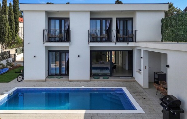 Lämmitetty uima-allas