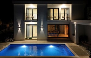 Lämmitetty uima-allas