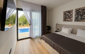 4 makuuhuonetta, tallelokero huoneessa, vauvan matkasänky