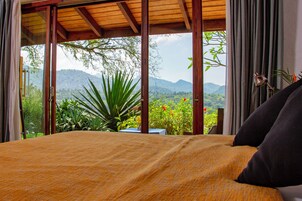 Habitación estándar con 1 cama doble o 2 individuales, vistas al jardín | Escritorio y espacio para trabajar con un portátil