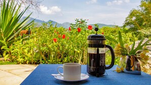 ห้องสแตนดาร์ดดับเบิลหรือทวิน, วิวสวน | โต๊ะทำงาน, พื้นที่ทำงานแบบใช้แล็ปท็อป, เตารีด/โต๊ะรีดผ้า, Wi-Fi ฟรี