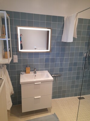 Douche, sĂšche-cheveux, serviettes fournies, savon