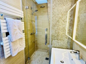 Douche, sèche-cheveux, serviettes fournies, savon