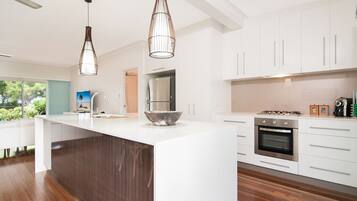 Fridge, oven, stovetop, coffee/tea maker
