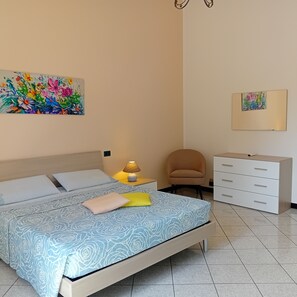 3 bedrooms, desk, iron/ironing board, travel crib