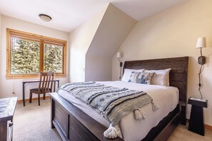 2 Schlafzimmer, Schreibtisch, Bügeleisen/Bügelbrett, Reisekinderbett