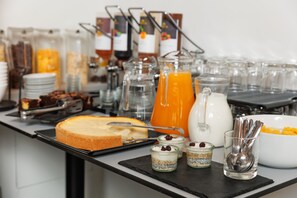 Un bufé con diversos alimentos y bebidas.