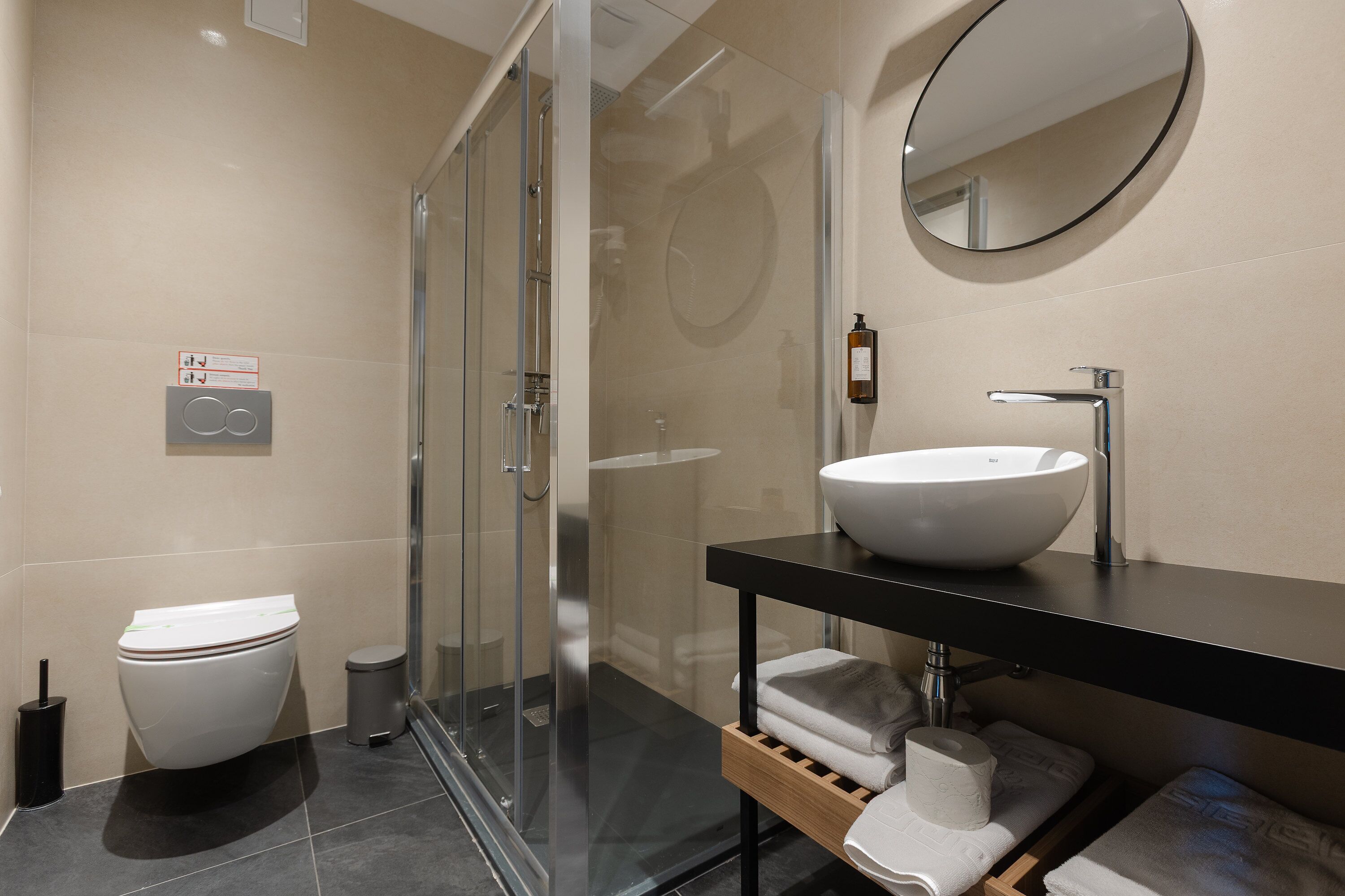 Superior-Doppelzimmer | Badezimmer | Dusche, Haartrockner, Hausschuhe, Handtücher