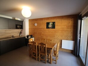 Kylskåp, mikrovågsugn, diskmaskin och kaffe- och tebryggare