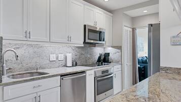 Refrigerador, microondas, horno, placa de cocina