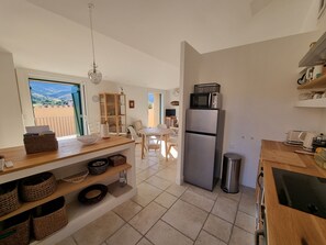 Fridge, oven, stovetop, dishwasher - Renovated T3 House in Collioure, 2 Bedrooms, Balcony (Collioure)