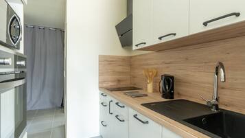 Een koelkast, een microgolfoven, een oven, een kookplaat