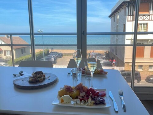 Modern apartment with sea view and private parking