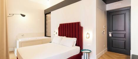 King con Jacuzzi, city view | Zimmersafe, Schreibtisch, schallisolierte Zimmer, Bügeleisen/Bügelbrett