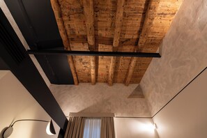 Tripla Luxury | Brankas, meja kerja, kedap suara, dan setrika/meja setrika