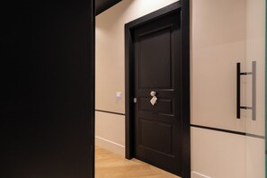 In-room safe, desk, soundproofing, iron/ironing board - Relais Ammira (Naples)