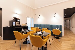 Sudah termasuk sarapan prasmanan setiap hari