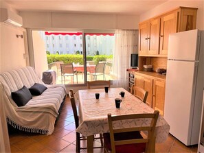 Dining - Studio with Air Conditioning and Parking, Near Beach (La Grande-Motte)