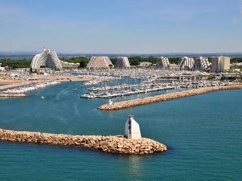 Studio Cabine avec Climatisation et Parking, Proche Plage