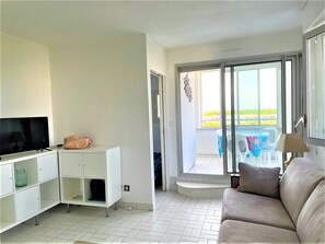TV - Apartment near beach with loggia, terrace and parking (La Grande-Motte)