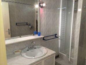 Bathroom - Apartment for 4 guests, parking, near the beach (La Grande-Motte)