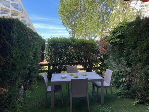 Outdoor dining - Garden-Level Studio Near Beach & Port with Parking (La Grande-Motte)