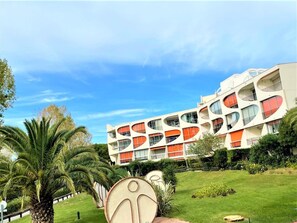 Exterior - Garden-Level Studio Near Beach & Port with Parking (La Grande-Motte)
